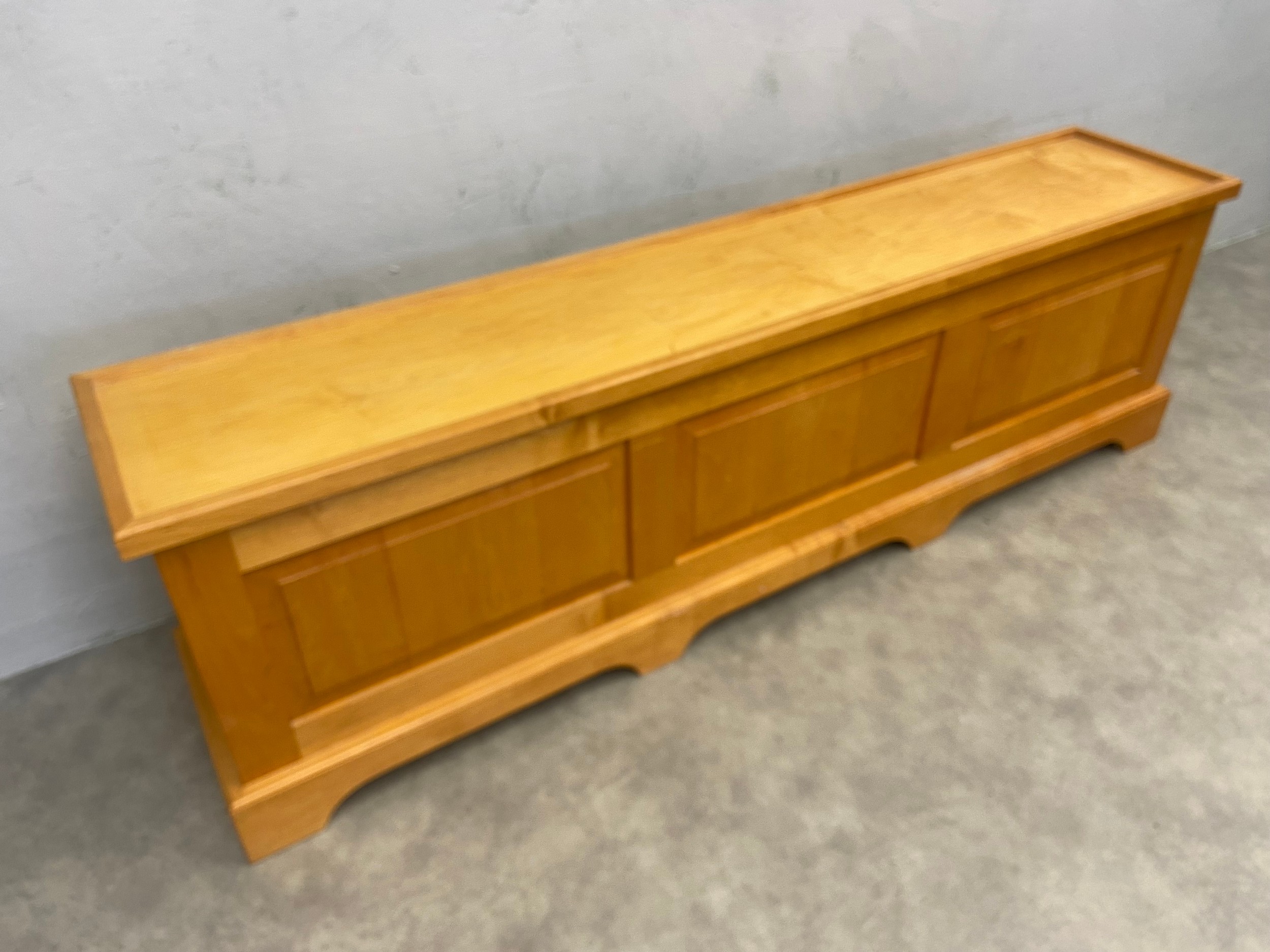 A contemporary maple hall bench or coffer of panelled construction with hinged lid. H.50 W.172 D. - Image 2 of 3