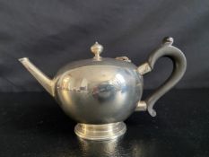 A silver Elkington teapot, Birmingham 1933. H.12cm. 441g.