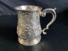 A silver tankard with allover embossed decoration, London hallmarks, 1735. H.12cm. 386g.