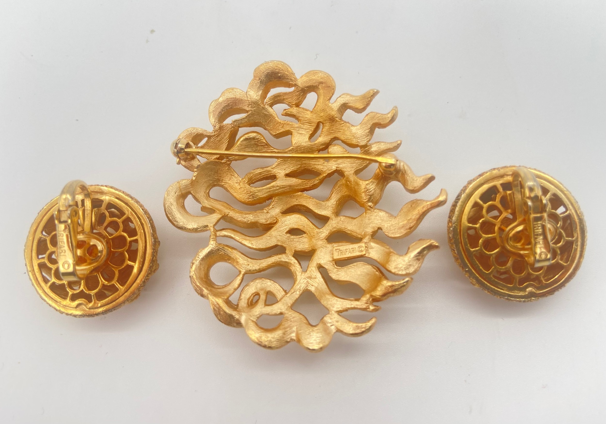 Trifari brooch and earring set, a pearl necklace and a pair of earcuffs, longest 34cm. - Image 3 of 5