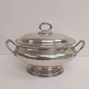 A C.1900 silver plated soup tureen and cover by Elkington & Co with impressed maker's marks. 25 x