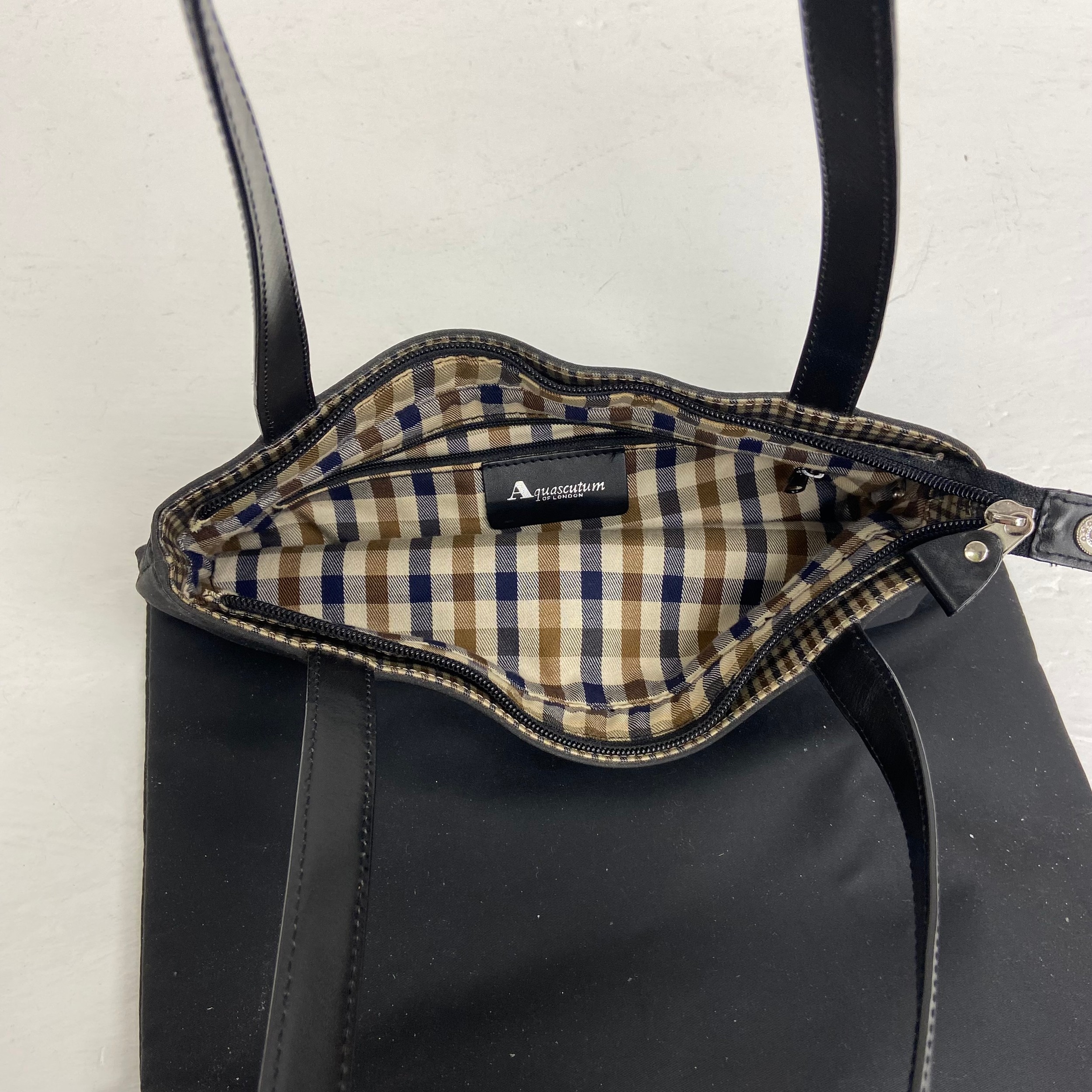 Five ladies' leather and other designer handbags to include a Gucci Boston Bag, Aquascutum, - Image 6 of 15