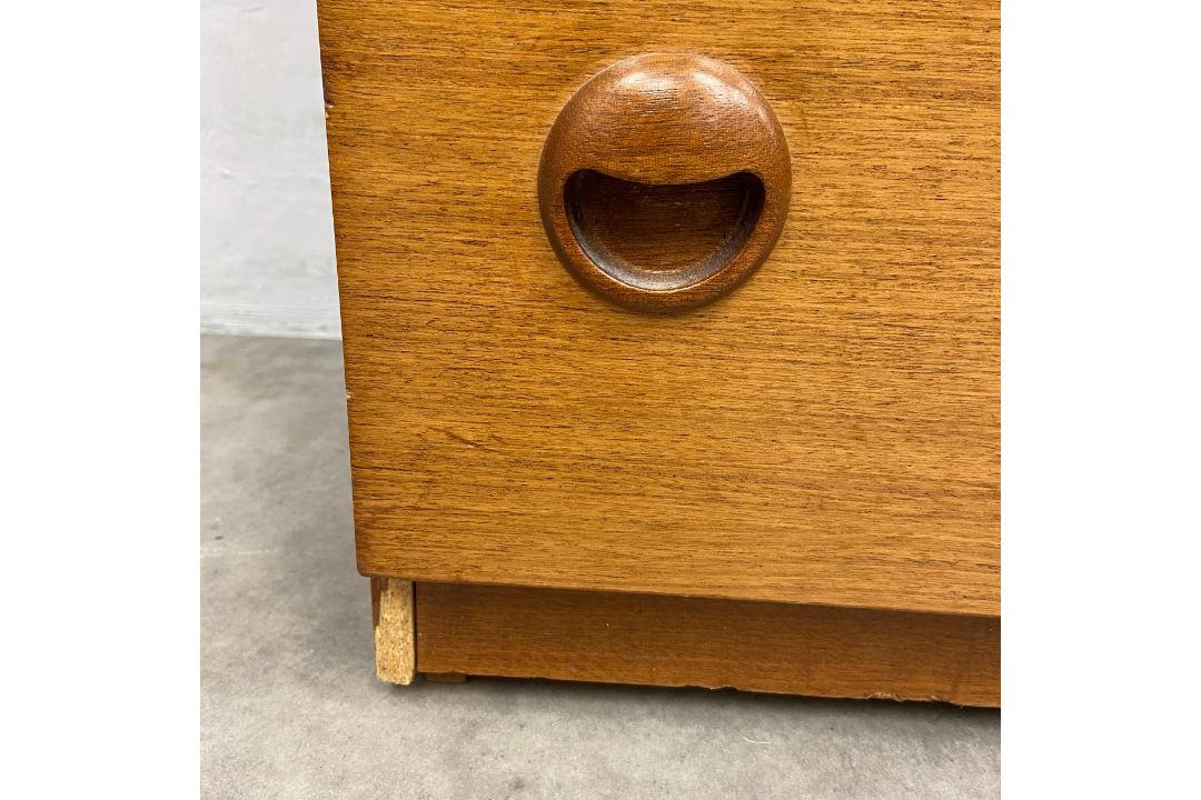 A mid-century teak dressing chest of drawers with hinged top enclosing a fitted interior with - Image 6 of 6