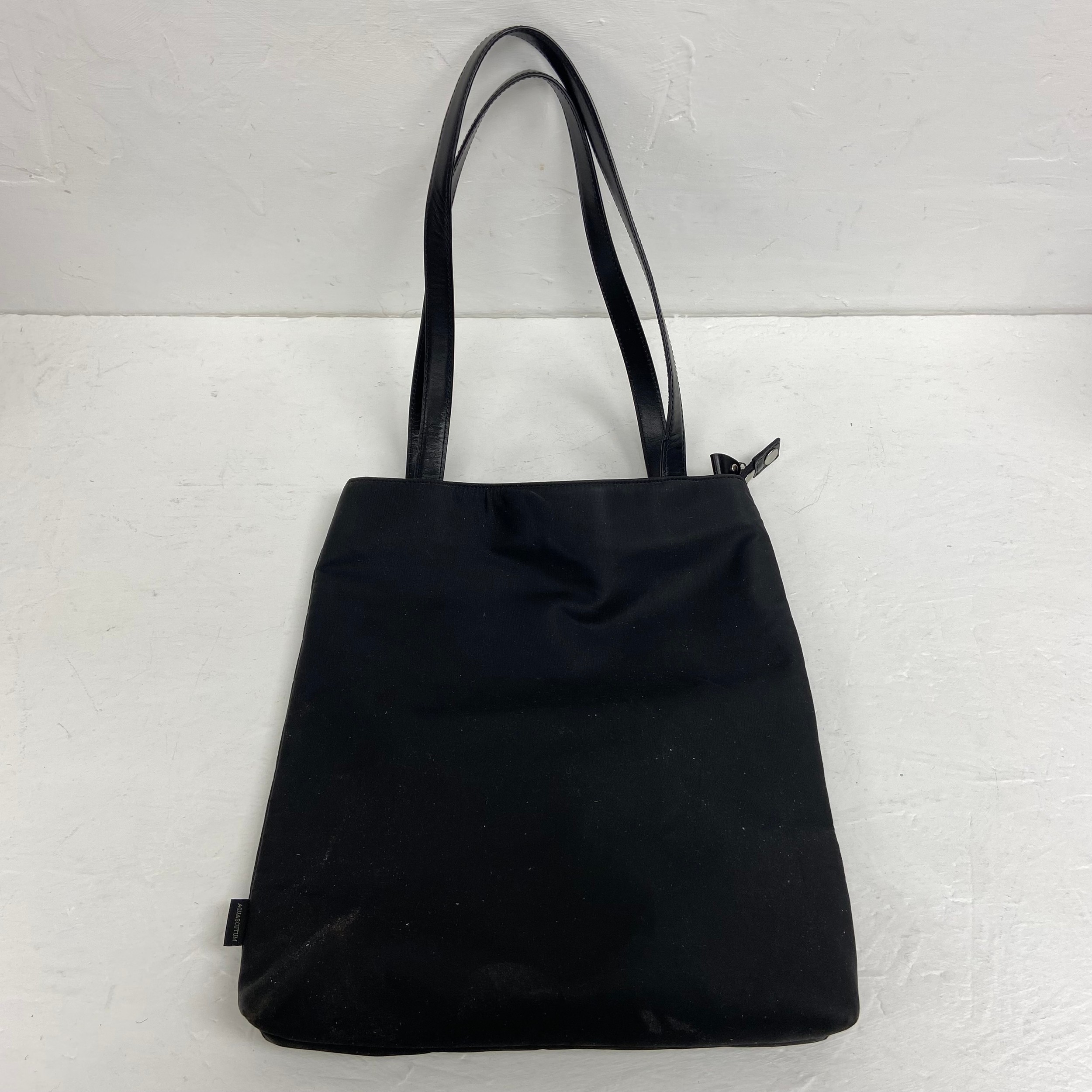 Five ladies' leather and other designer handbags to include a Gucci Boston Bag, Aquascutum, - Image 5 of 15