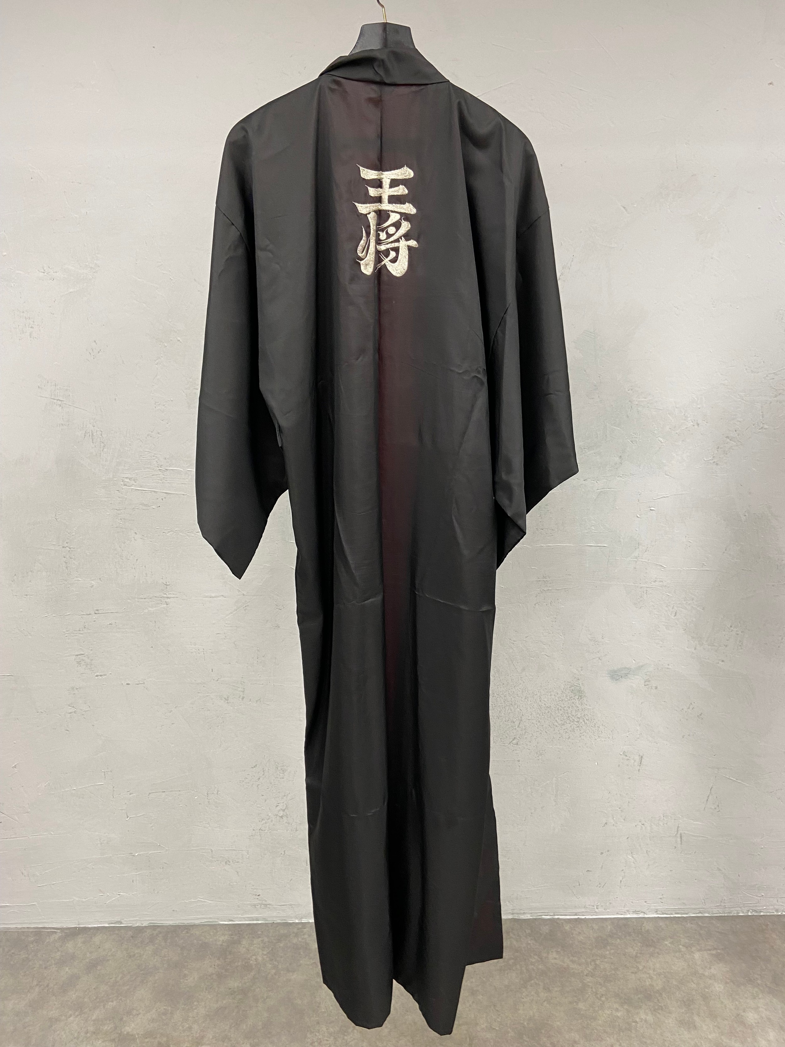 A mixed collection to include two silk shawls, two kimonos and an Eastern embroidered velvet - Image 7 of 12