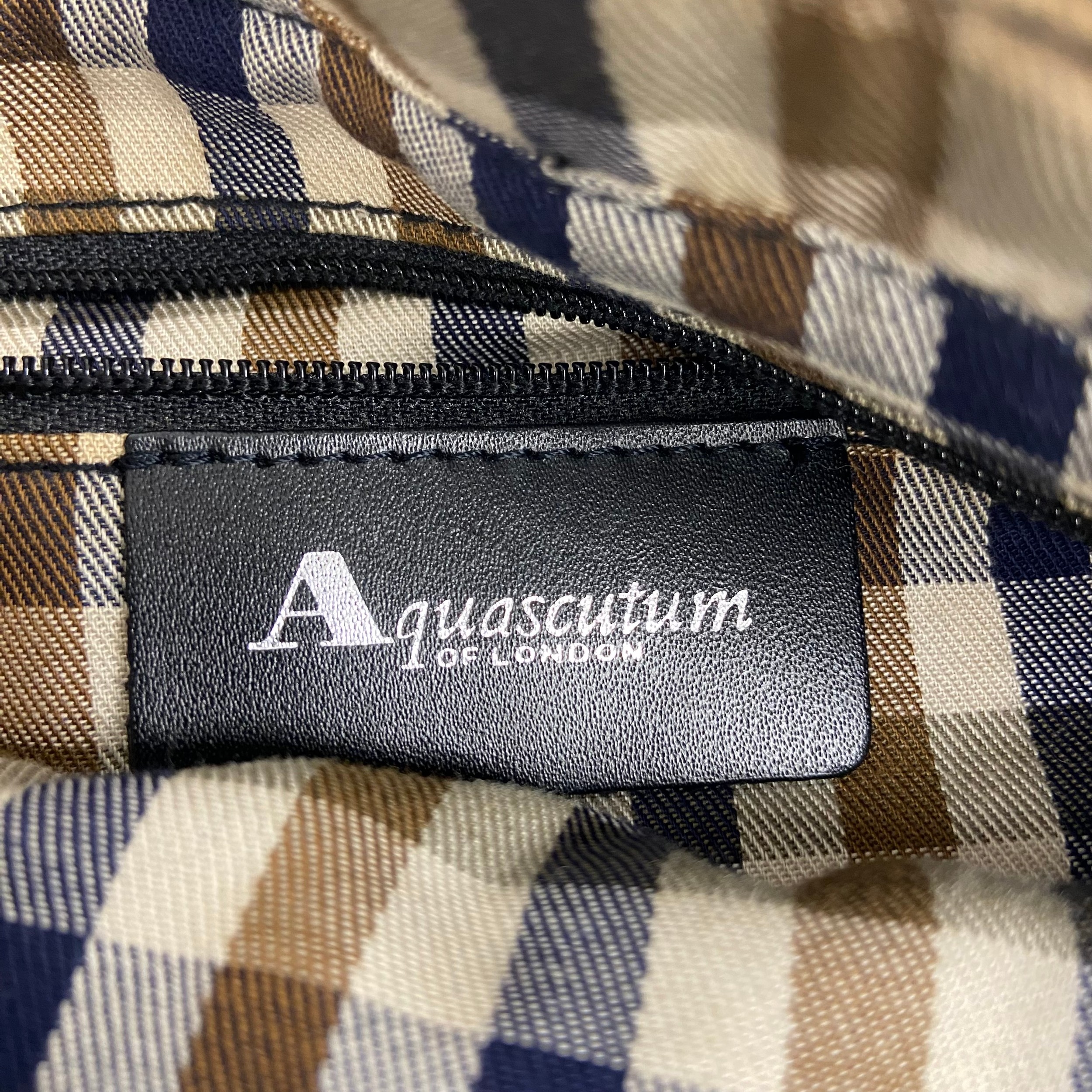 Five ladies' leather and other designer handbags to include a Gucci Boston Bag, Aquascutum, - Image 7 of 15
