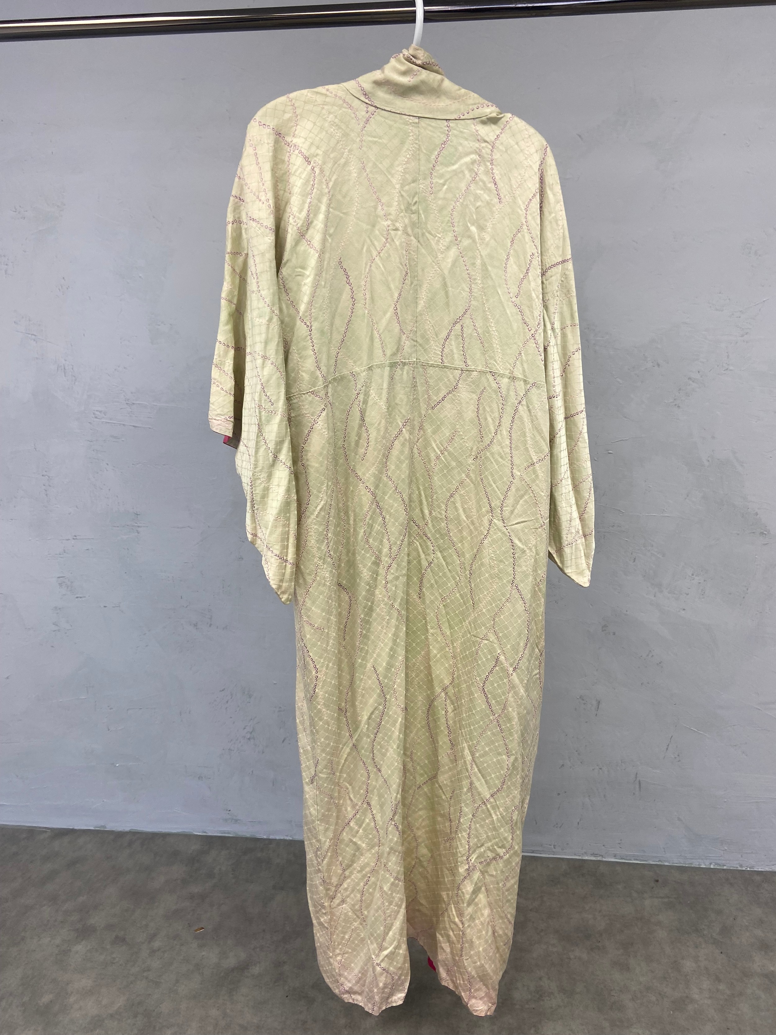 A Japanese kimono in hand stitched embroidered silk. Large size. - Image 2 of 3