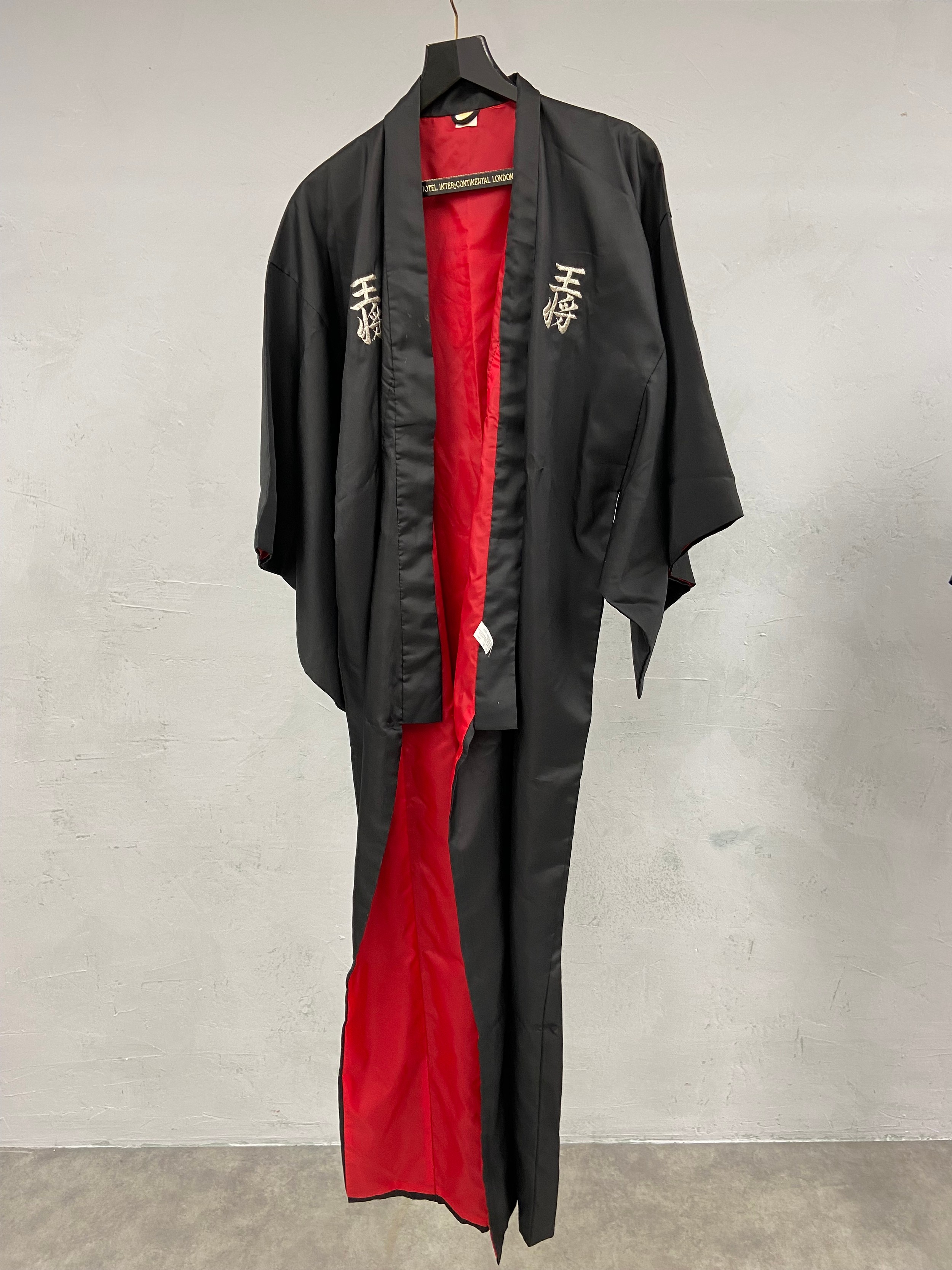 A mixed collection to include two silk shawls, two kimonos and an Eastern embroidered velvet - Image 6 of 12