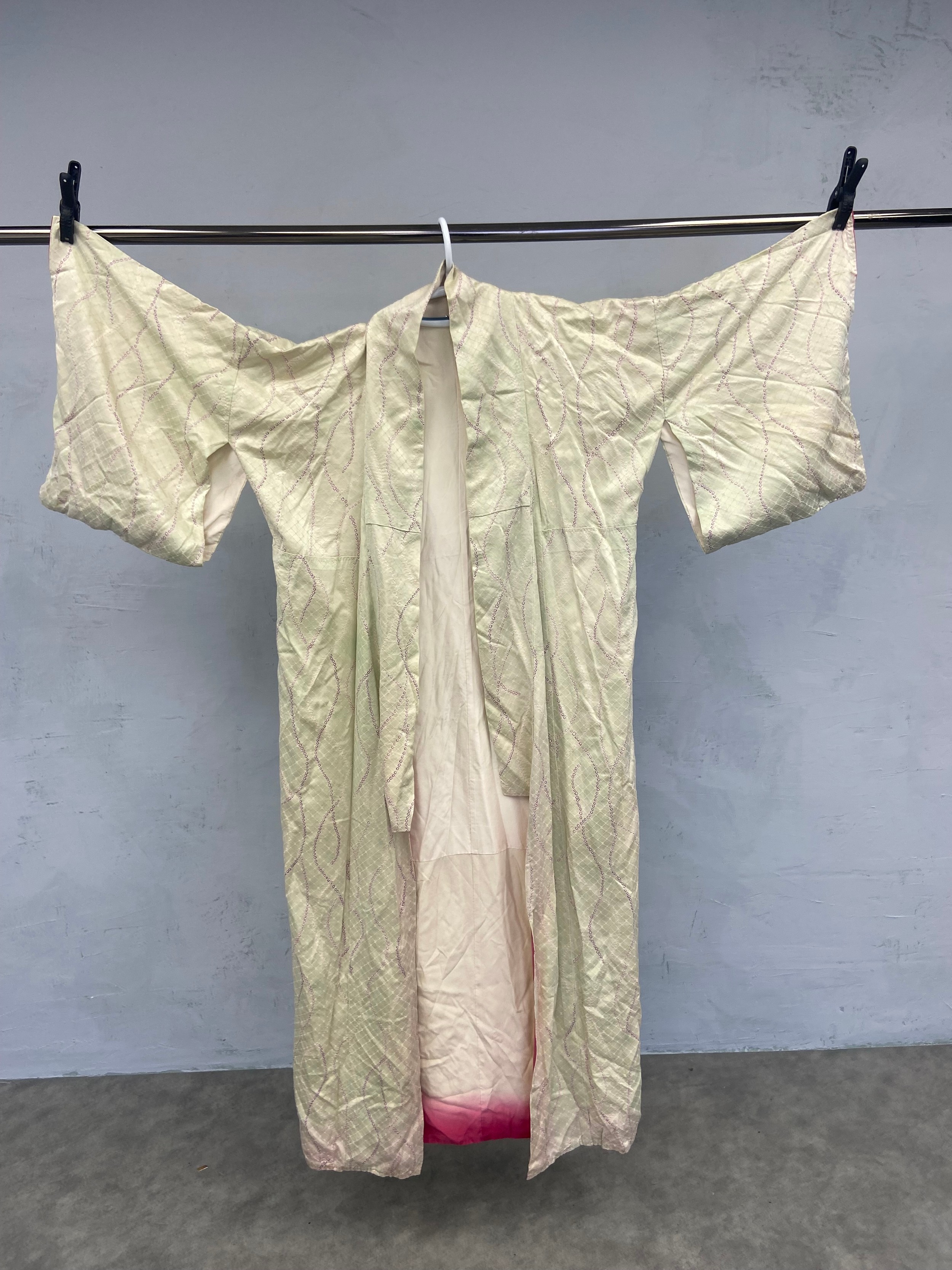 A Japanese kimono in hand stitched embroidered silk. Large size. - Image 3 of 3