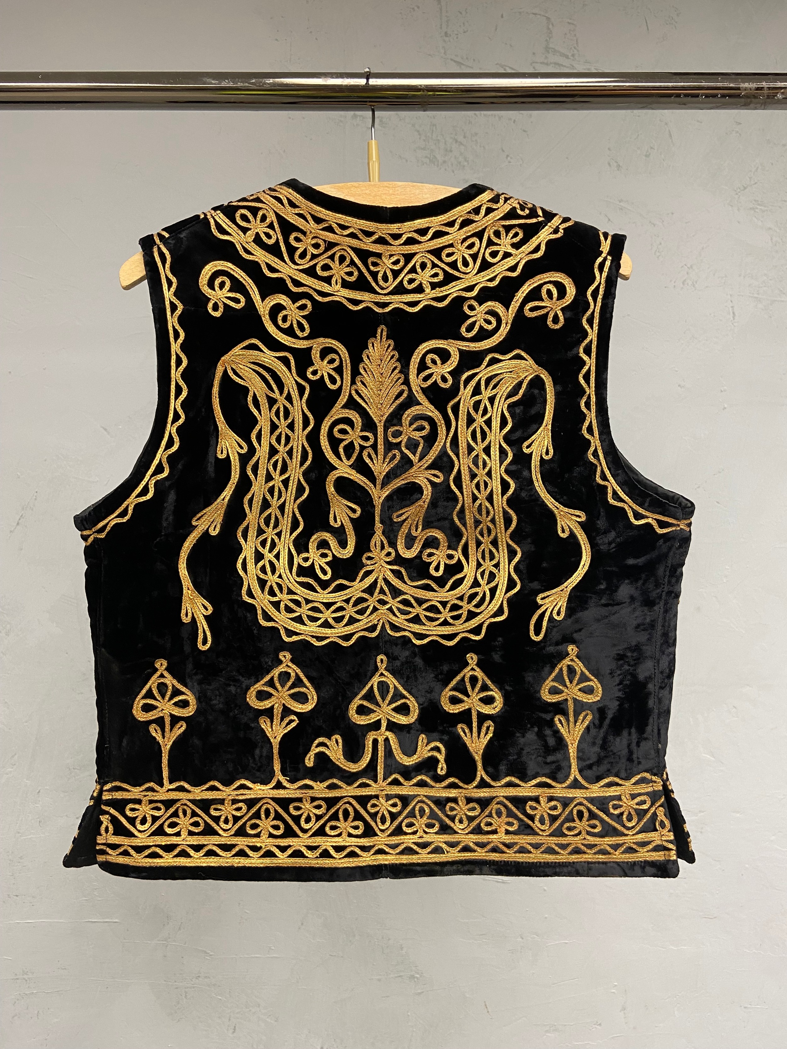 A mixed collection to include two silk shawls, two kimonos and an Eastern embroidered velvet - Image 12 of 12