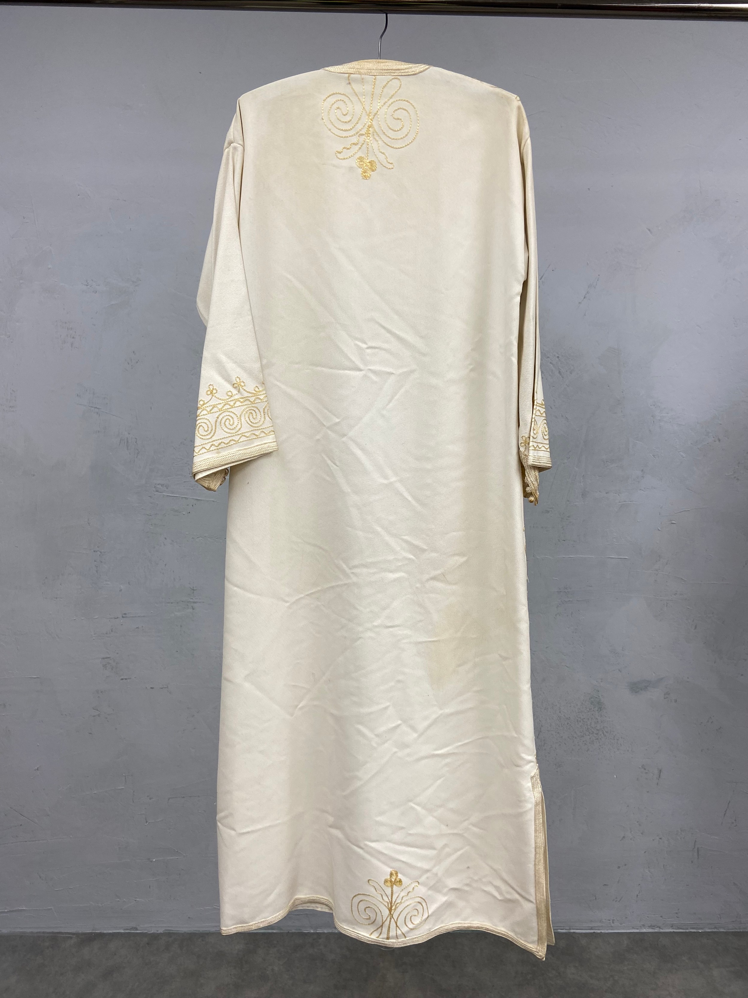 A mixed collection to include two silk shawls, two kimonos and an Eastern embroidered velvet - Image 5 of 12