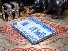 A 19TH CENTURY CHINESE BLUE AND WHITE PROCELAIN INKSTAND