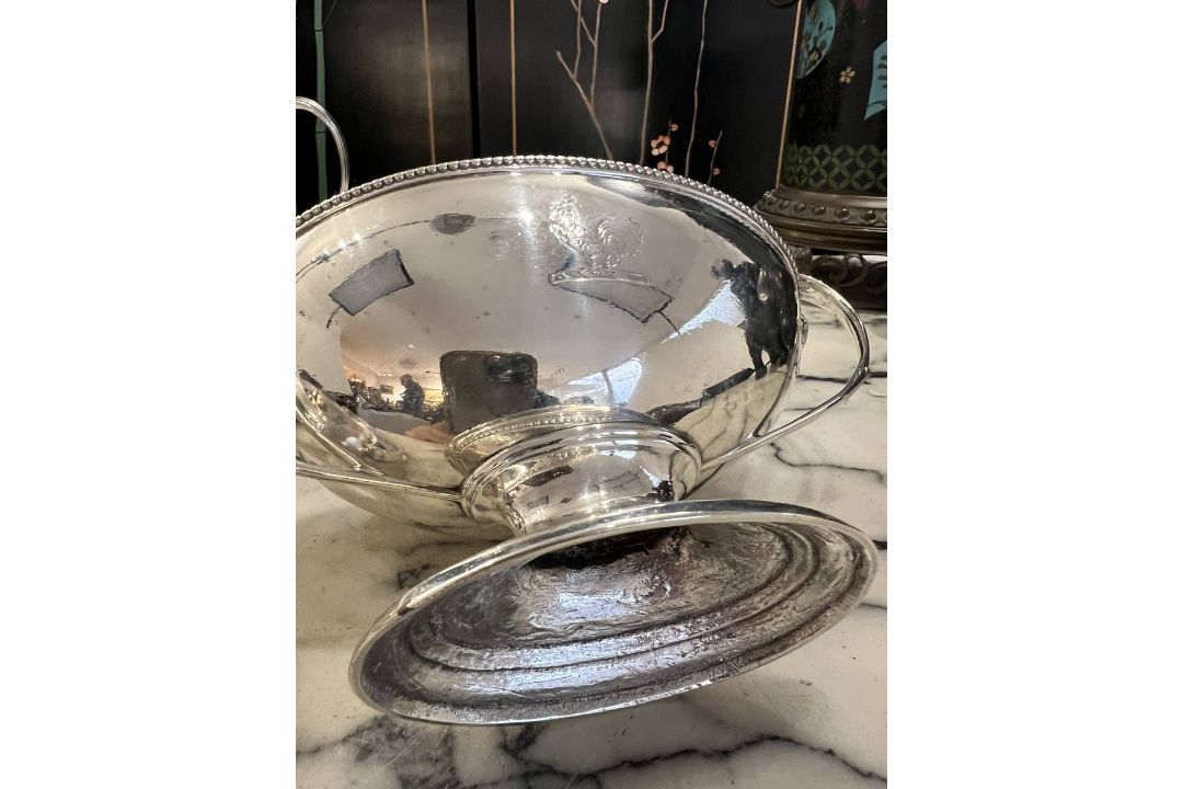 A PAIR OF GEORGE III STERLING SILVER SAUCE TUREENS C. 1780 - Image 5 of 13