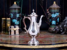 A GEORGE III PERIOD STERLING SILVER COFFEE POT C. 1780, MAKER'S MARK FOR GEORGE SMITH II