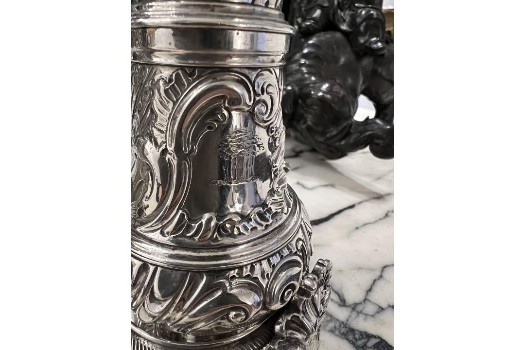 A FINE GEORGE II PERIOD STERLING SILVER WARWICK CRUET, C. 1758, JOHN DELMESTER - Image 8 of 10