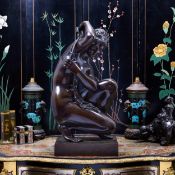 A FINE AND LARGE 19TH CENTURY BRONZE FIGURE OF THE CROUCHING VENUS