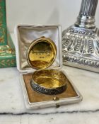 AN EARLY 20TH CENTURY SILVER, SILVER GILT AND ENAMELLED PILL BOX DATED 1914