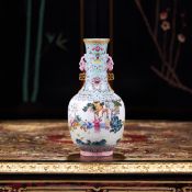 A CHINESE FAMILLE ROSE PORCELAIN VASE