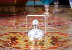 AN EARLY 20TH CENTURY STERLING SILVER SCENT BOTTLE MODELLED AS A CRICKET BALL