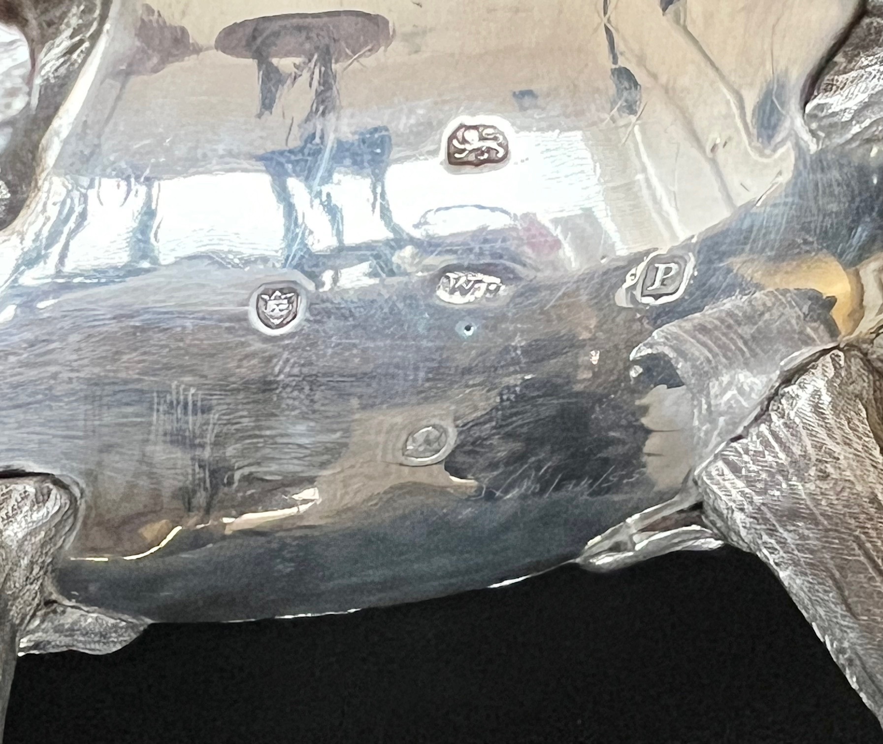 A FINE PAIR OF 18TH CENTURY STERLING SILVER SAUCE TUREENS, LONDON, 1790, WILLIAM PITTS - Image 8 of 19