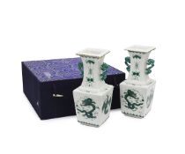 A PAIR OF LATE 19TH CENTURY CHINESE QING DYNASTY PORCELAIN DRAGON VASES