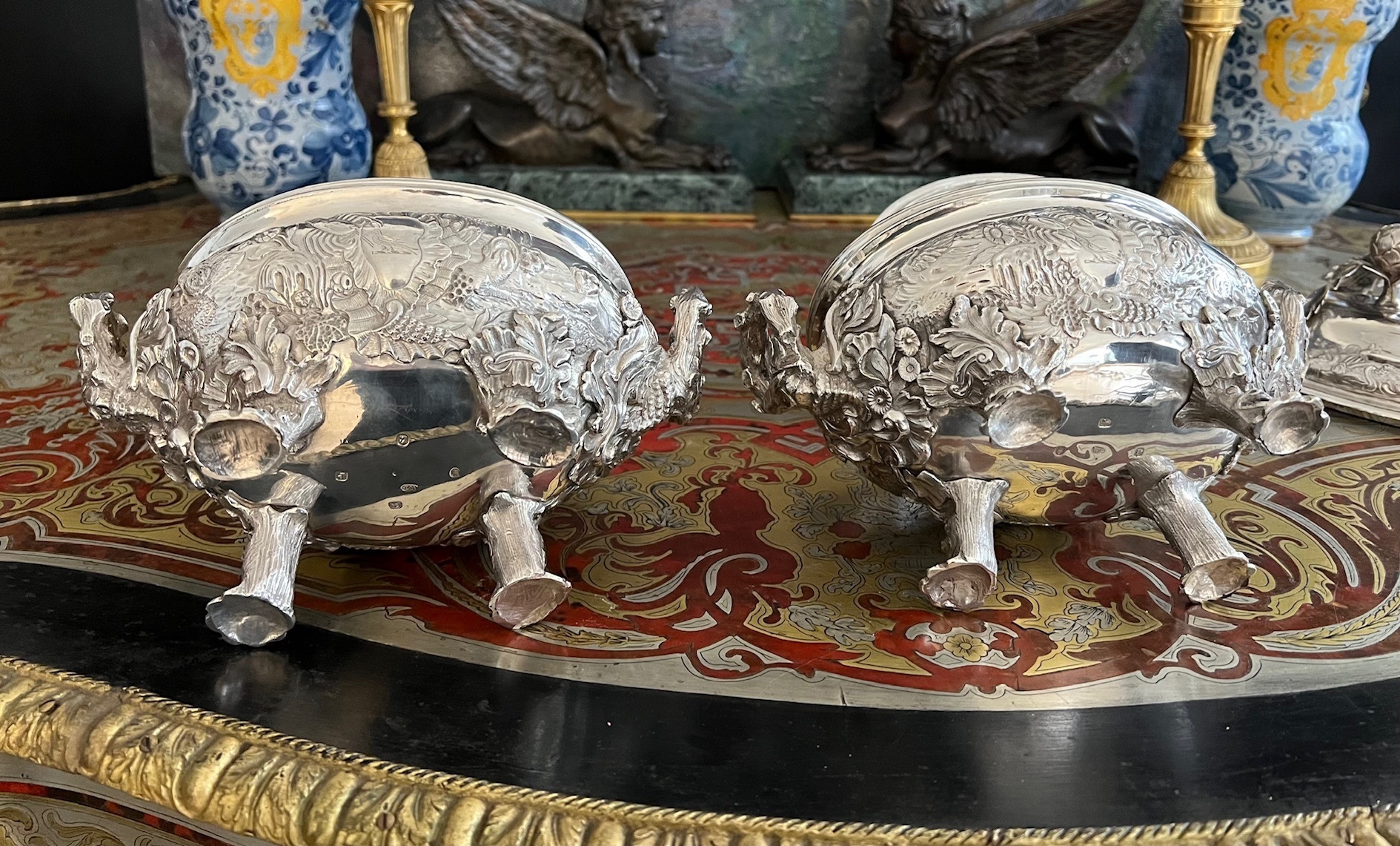 A FINE PAIR OF 18TH CENTURY STERLING SILVER SAUCE TUREENS, LONDON, 1790, WILLIAM PITTS - Image 4 of 19