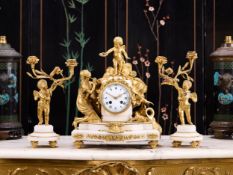 A VERY FINE EARLY 20TH CENTURY FRENCH GILT BRONZE AND CARRARA MARBLE CLOCK GARNITURE