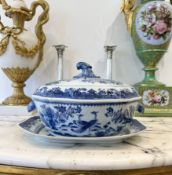 A CHINESE EXPORT BLUE AND WHITE PORCELAIN SOUP TUREEN AND MEAT DISH