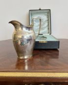 AN EARLY 20TH CENTURY STERLING SILVER JUG IN PRESENTATION CASE, C. 1923