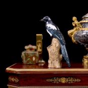 AN EARLY 20TH CENTURY PORCELAIN MODEL OF A MAGPIE