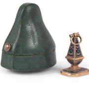 A RARE 19TH CENTURY GOLD AND ENAMELLED SEAL, FRENCH