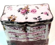 A RARE EARLY 18TH CENTURY ST CLOUD PORCELAIN SNUFF BOX C. 1720