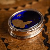 A FINE 19TH CENTURY 18CT GOLD AND BLUE GLASS SNUFF BOX