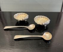 A PAIR OF WILLIAM IV STERLING SILVER SALT SPOONS TOGETHER WITH A PAIR OF SHELL SALTS