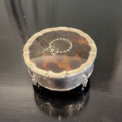AN EARLY 20TH CENTURY STERLING SILVER AND TORTOISESHELL BOX, C. 1915