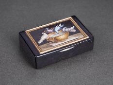 AN EARLY 19TH CENTURY ROMAN GOLD MOUNTED MICROMOSAIC SNUFF BOX