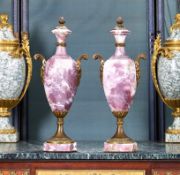 A PAIR OF EARLY 20TH CENTURY MARBLE AND ORMOLU URNS AND COVERS