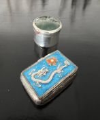 A STERLING SILVER PILL BOX TOGETHER WITH AN ENAMELLED CHINESE PILL BOX