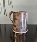 AN EARLY 20TH CENTURY STERLING SILVER MUG, C. 1923
