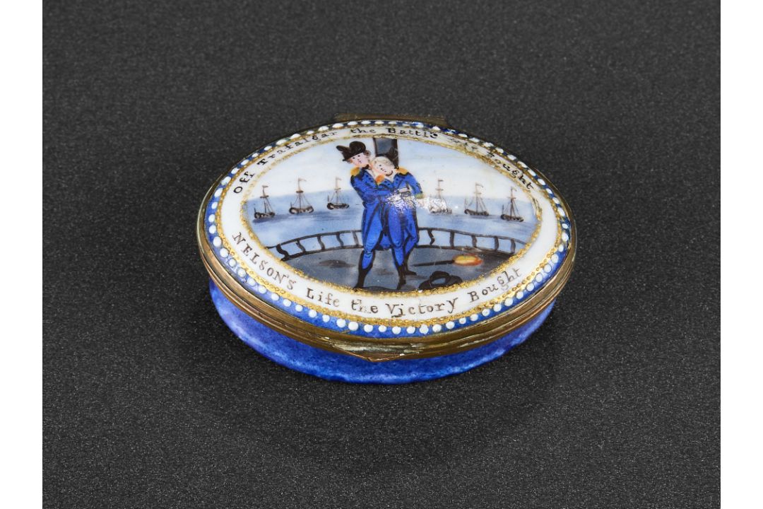NELSON INTEREST: AN EARLY 19TH CENTURY SOUTH STAFFORDSHIRE ENAMEL PATCH BOX - Image 1 of 6