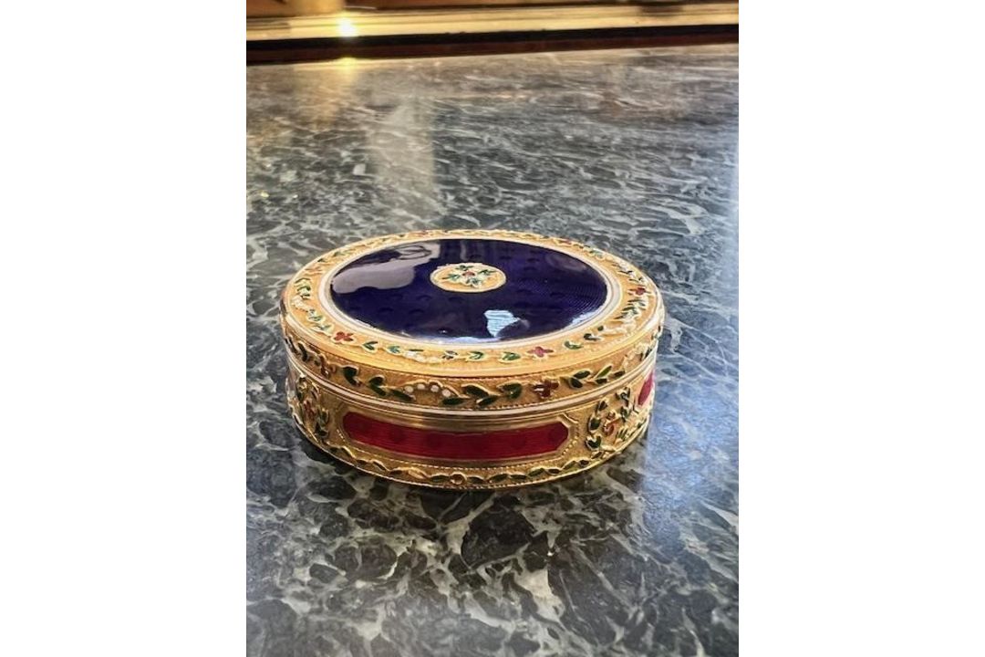A FINE 18TH CENTURY GOLD AND ENAMEL BONBONNIERE, DANIEL MARCHAND & CO. C. 1785 - Image 25 of 30