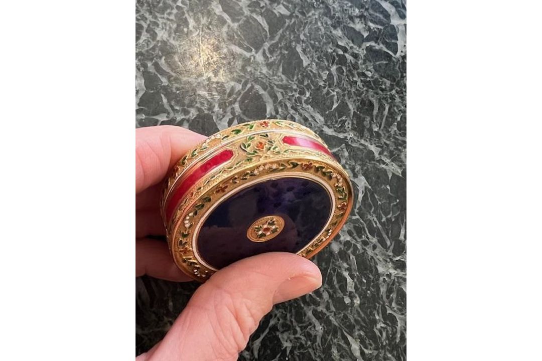 A FINE 18TH CENTURY GOLD AND ENAMEL BONBONNIERE, DANIEL MARCHAND & CO. C. 1785 - Image 13 of 30