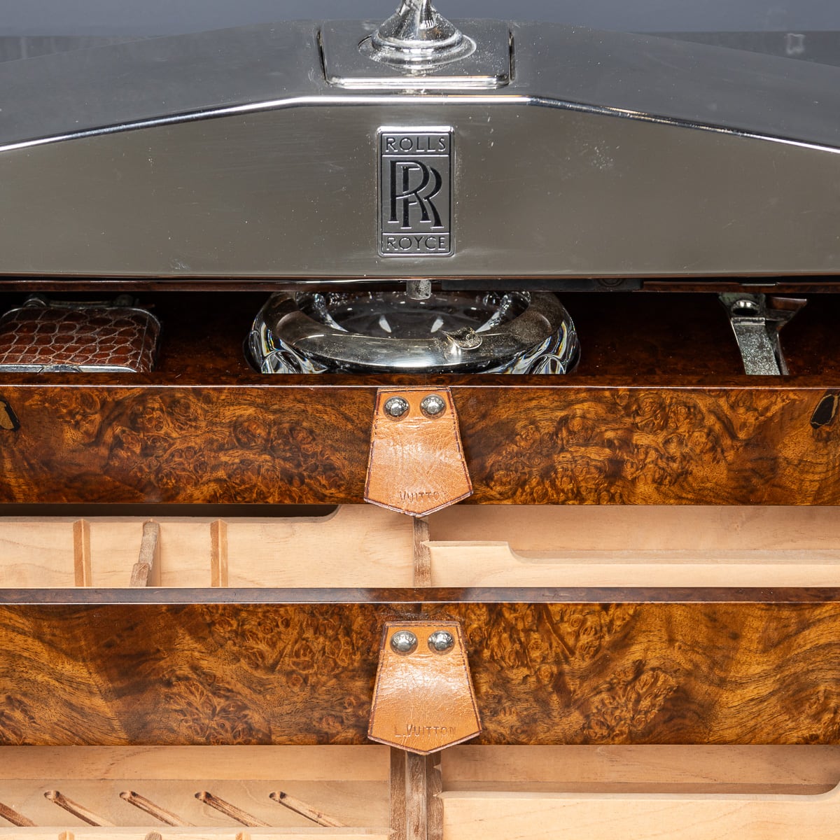 A ROLLS ROYCE RADIATOR GRILLE HUMIDOR AND ACCESSORIES CASE - Image 6 of 30