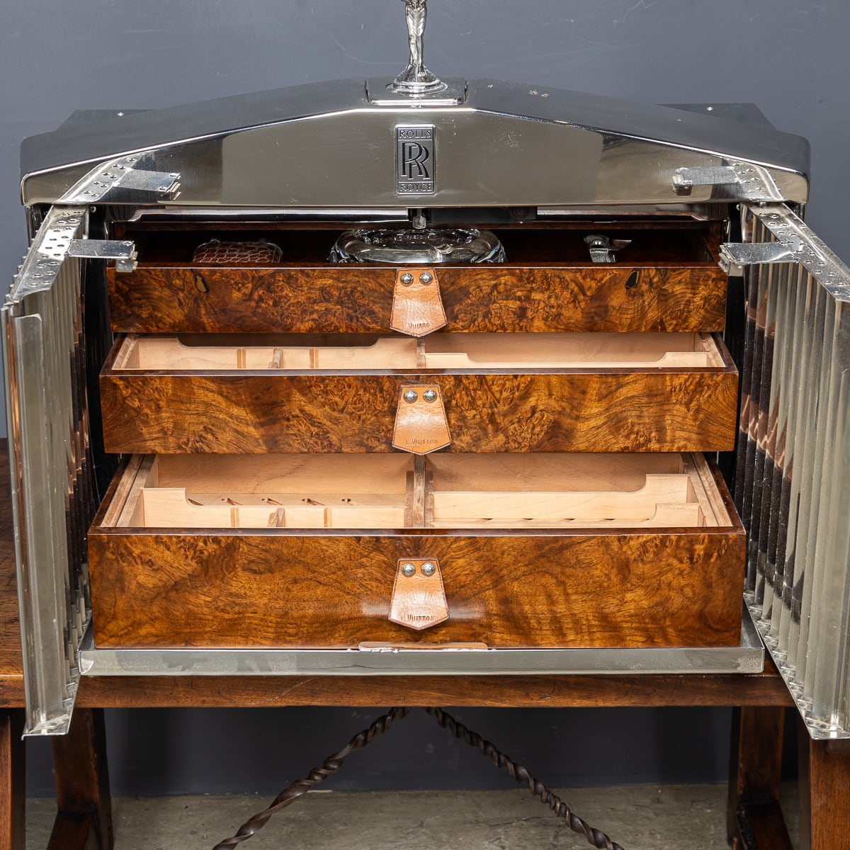 A ROLLS ROYCE RADIATOR GRILLE HUMIDOR AND ACCESSORIES CASE - Image 2 of 30