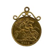 AN EDWARD VII 22CT GOLD HALF SOVEREIGN C. 1910 WITH GOLD MOUNT