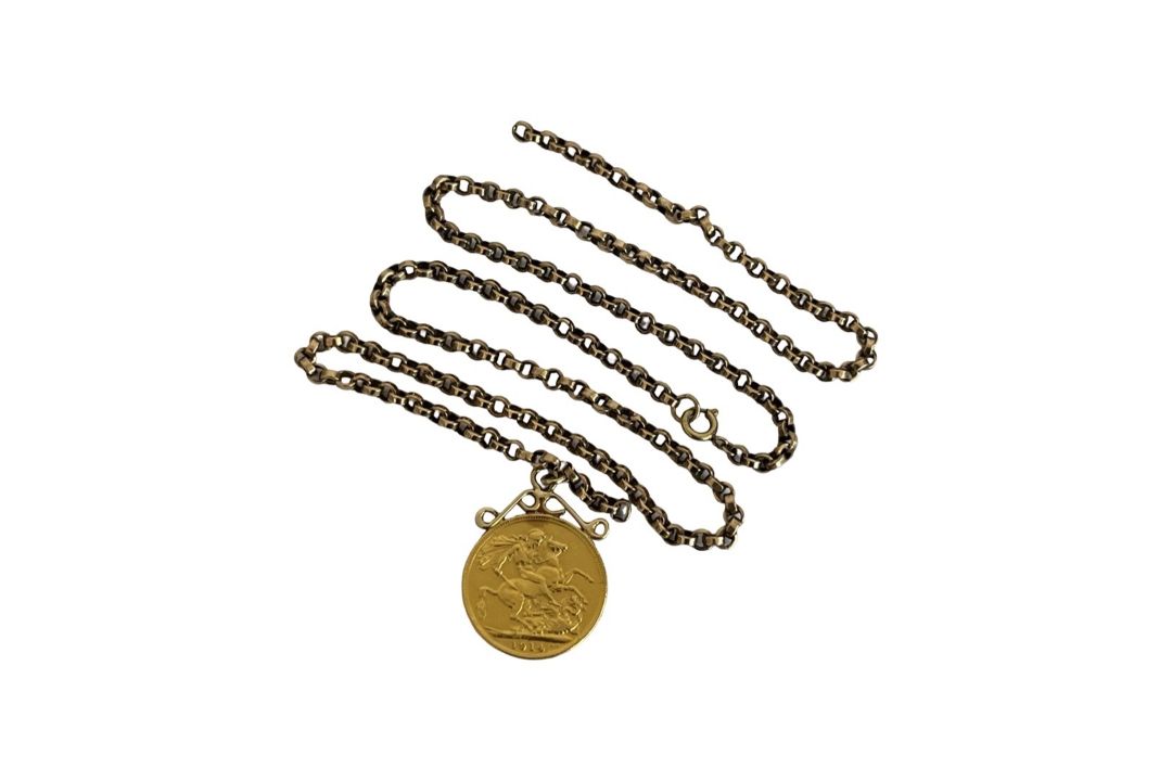 A GEORGE V 22CT GOLD FULL SOVEREIGN C.1914 ON A GOLD CHAIN - Image 1 of 2