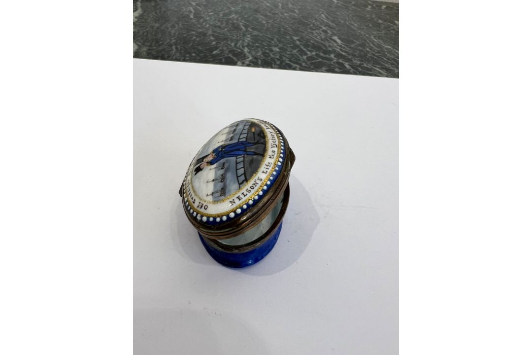 NELSON INTEREST: AN EARLY 19TH CENTURY SOUTH STAFFORDSHIRE ENAMEL PATCH BOX - Image 2 of 6