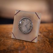 AN EARLY 20TH CENTURY SILVER AND AGATE CLOCK, CALLOW OF MOUNT ST, LONDON, C. 1910