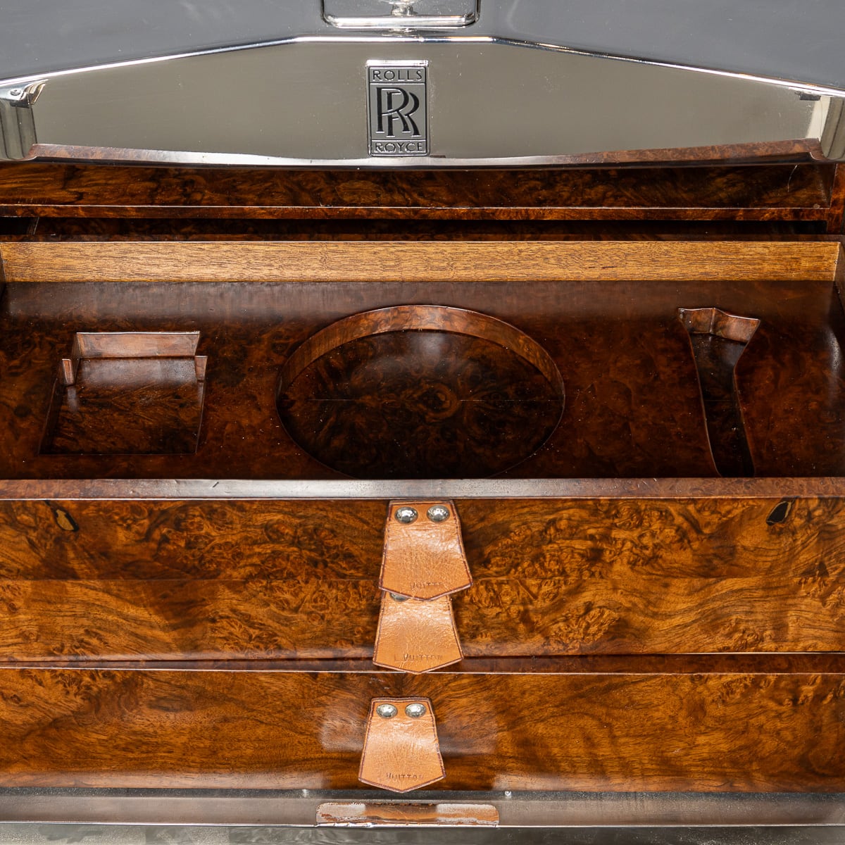 A ROLLS ROYCE RADIATOR GRILLE HUMIDOR AND ACCESSORIES CASE - Image 21 of 30