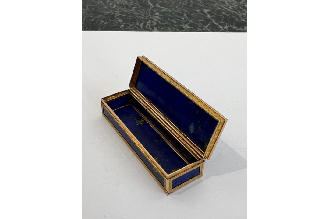 AN EARLY 19TH CENTURY FRENCH GOLD AND LAPIS LAZULI BOX - Image 9 of 12